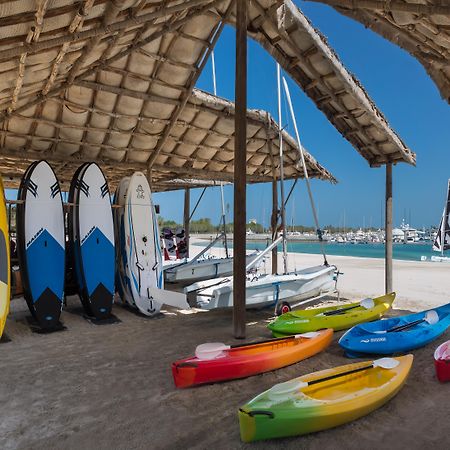Emirates Palace Mandarin Oriental, Abu Dhabi Exterior foto Kayaks and surfboards at the beach