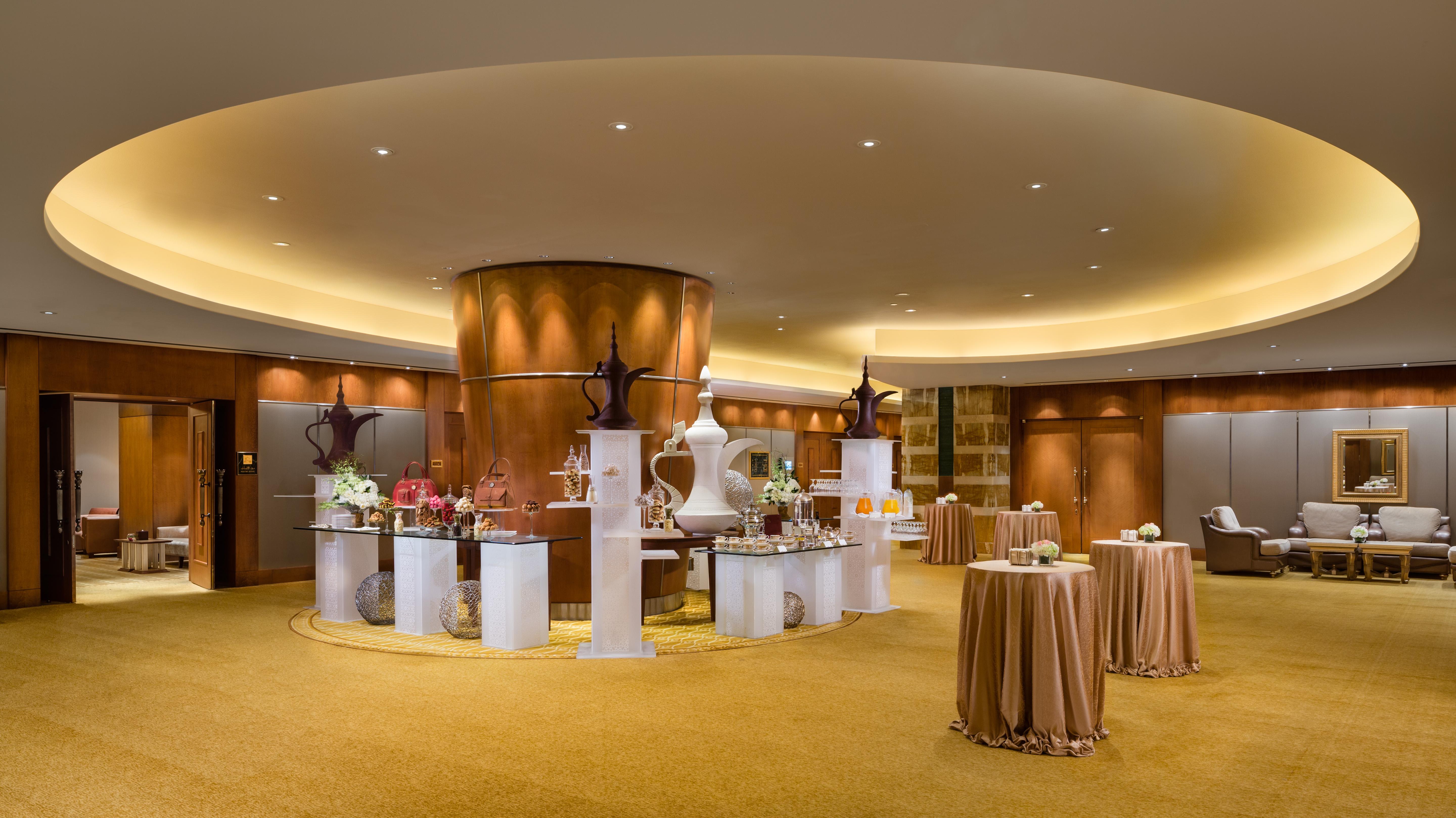 Emirates Palace Mandarin Oriental, Abu Dhabi Exterior foto The Royal Club