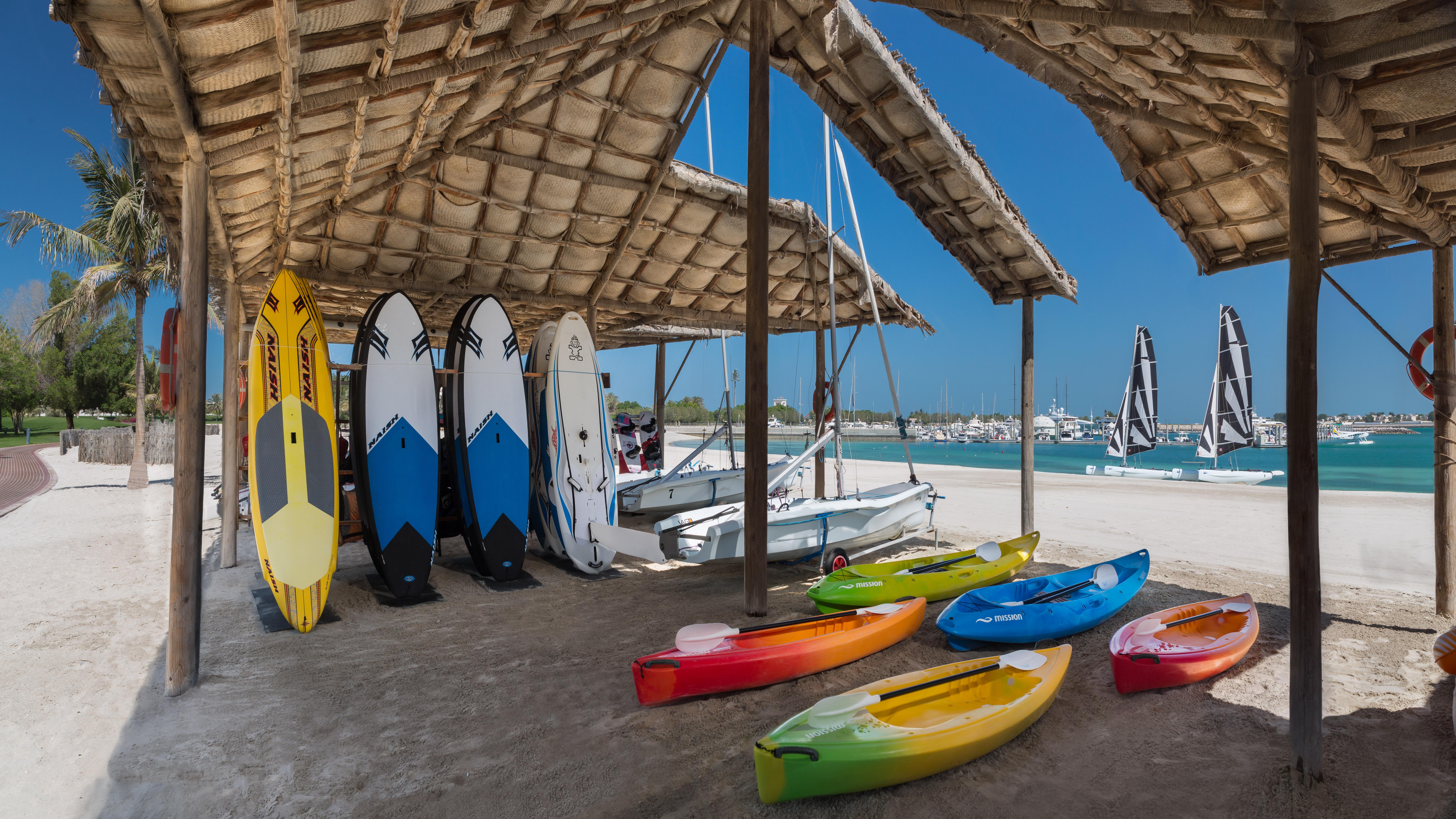 Emirates Palace Mandarin Oriental, Abu Dhabi Exterior foto Kayaks and surfboards at the beach