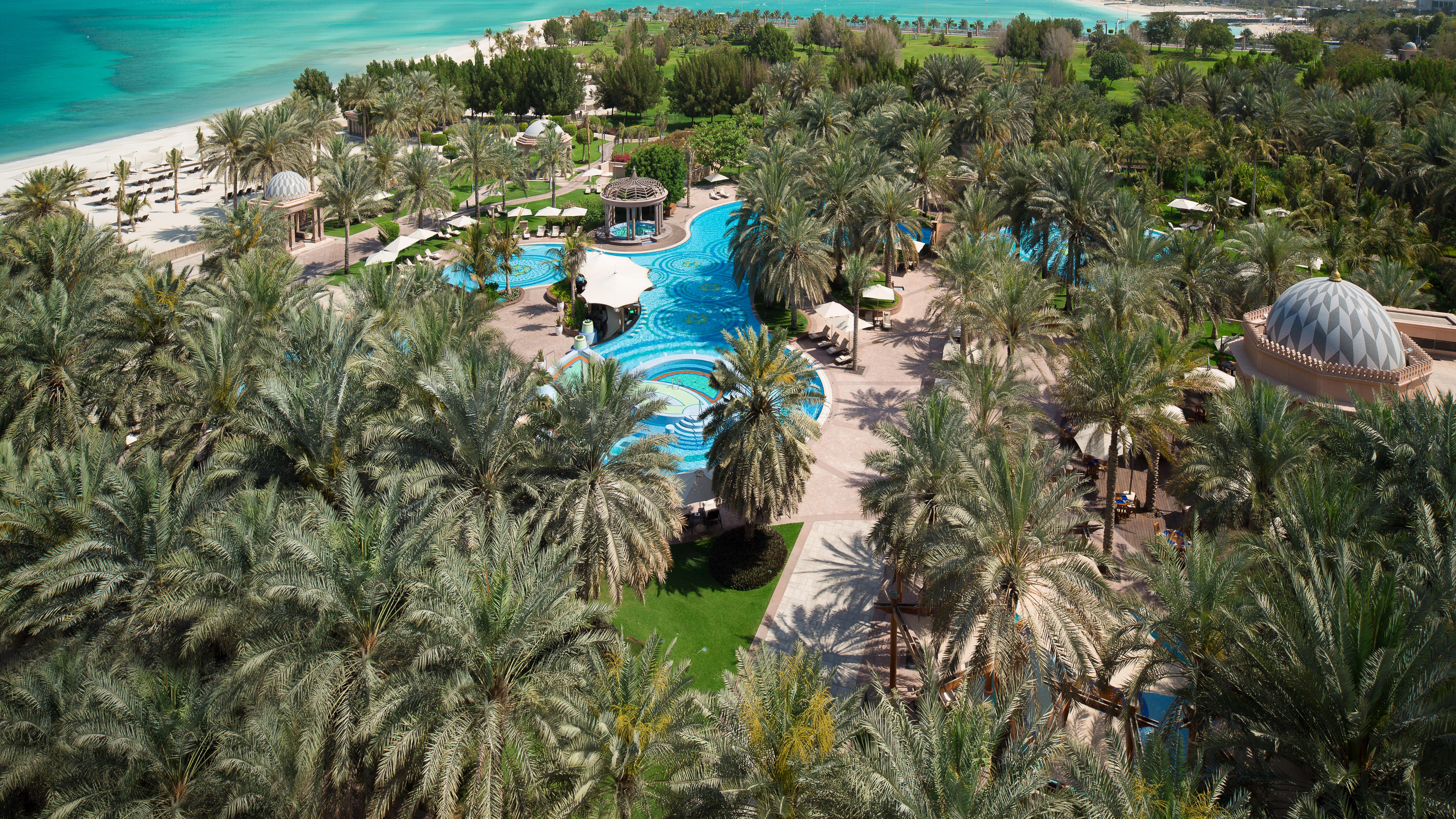 Emirates Palace Mandarin Oriental, Abu Dhabi Exterior foto Aerial view of the resort