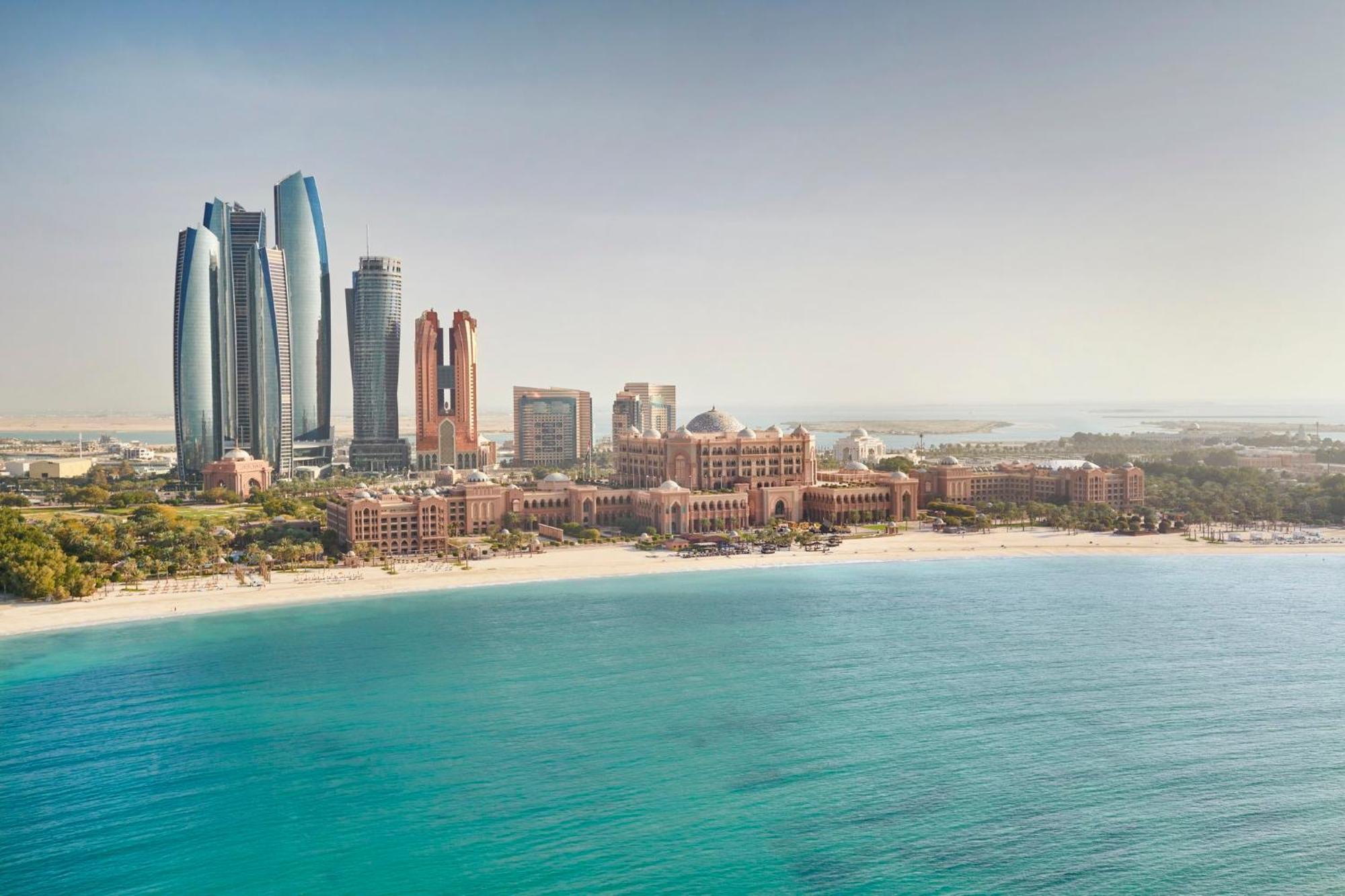 Emirates Palace Mandarin Oriental, Abu Dhabi Exterior foto Abu Dhabi skyline