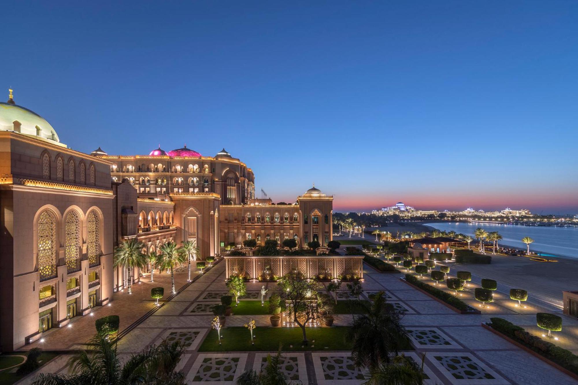 Emirates Palace Mandarin Oriental, Abu Dhabi Exterior foto The resort at sunset