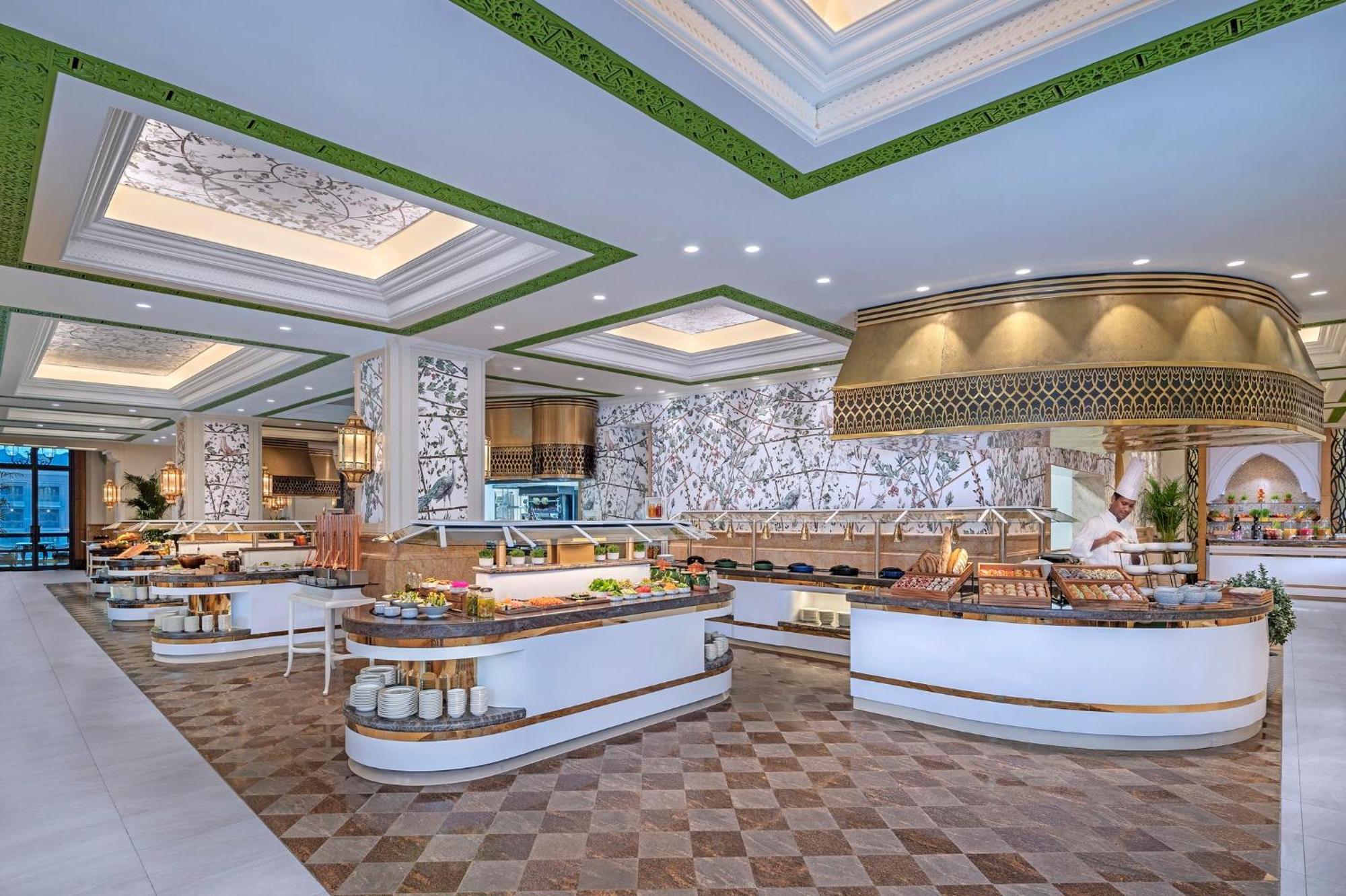 Emirates Palace Mandarin Oriental, Abu Dhabi Exterior foto The buffet at the Grand Hyatt Hotel